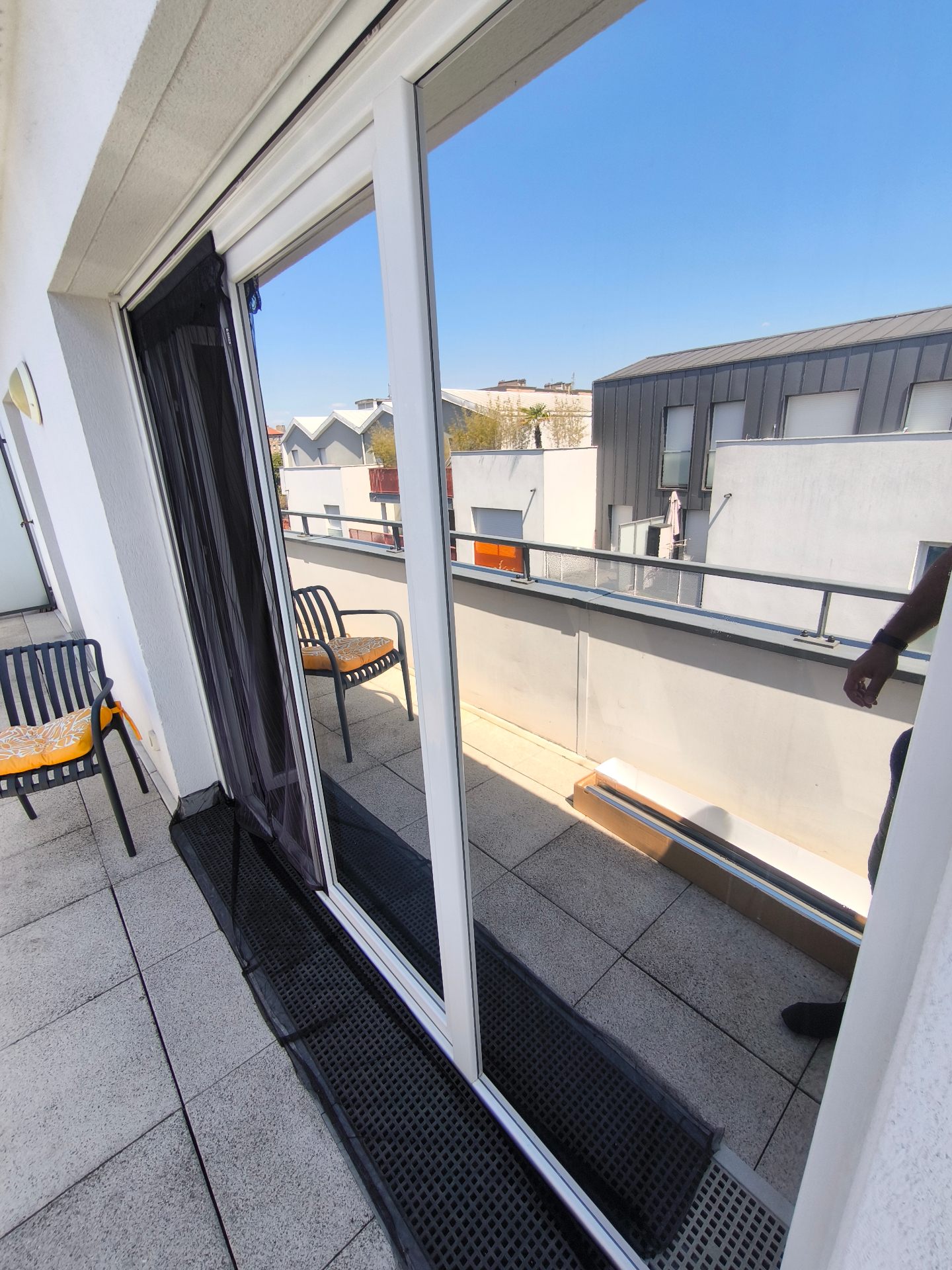 Chantier Go Medias One : Baie vitrée terrasse — film solaire