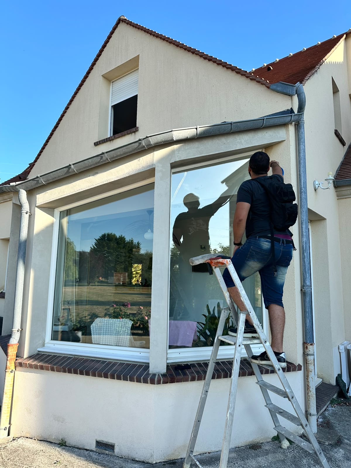 Chantier Go Medias One : Pose sur baie vitrée — pavillon